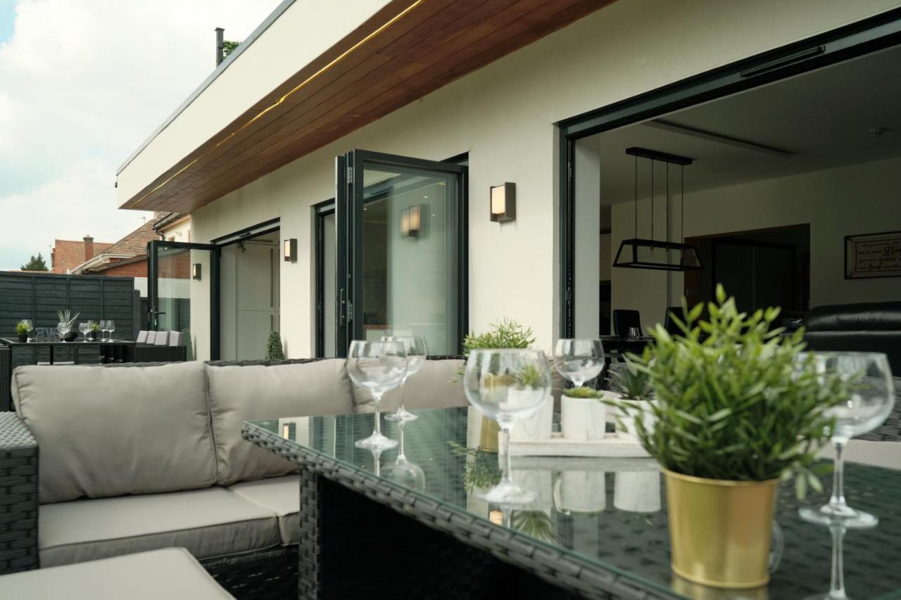 Modern Spacious House - Sleeps 16, Free Parking, Sun Terrace Nuneaton Exteriér fotografie