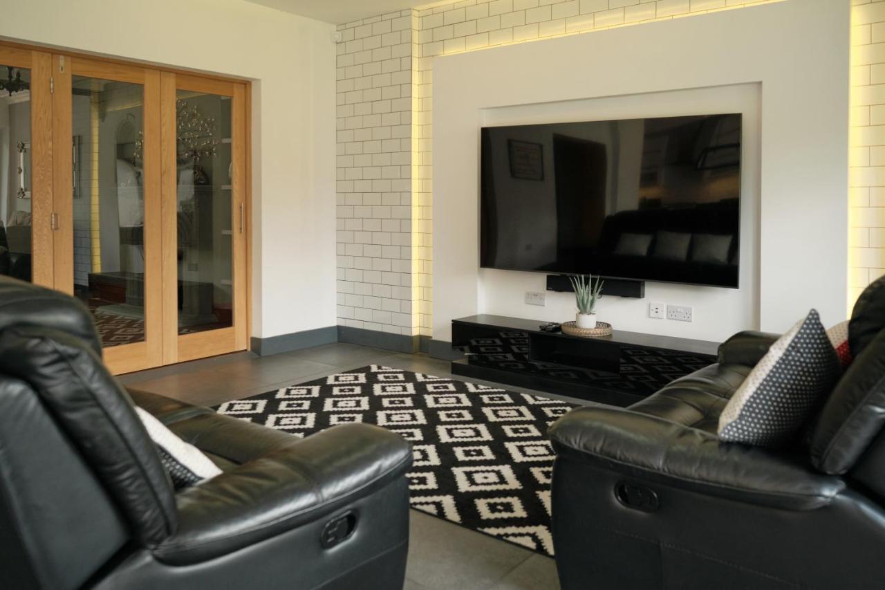 Modern Spacious House - Sleeps 16, Free Parking, Sun Terrace Nuneaton Exteriér fotografie